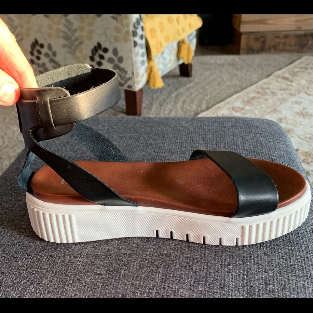 Black leather sandal
